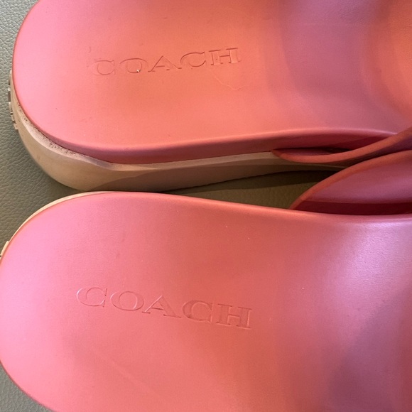 COACH PRETTY 😍 IN PINK SLIDES 9.5 excellent condition Brass detailing - Picture 9 of 10